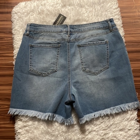 VERSONA NWT Button Fly Shorts Size 14 - Picture 5 of 10